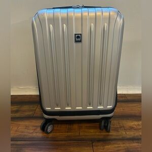 DELSEY Paris Helium 19 Carry-On Expandable Suitcase Spinner Silver